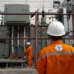 Công nhân Điện lực Hà Nội làm việc tại trạm biến áp đường Láng Hạ